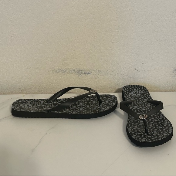 Tory Burch Shoes - Tory Burch Women’s Sandal Size 9 Black Gray Lattice Thong Flip Flop Pool Slide
